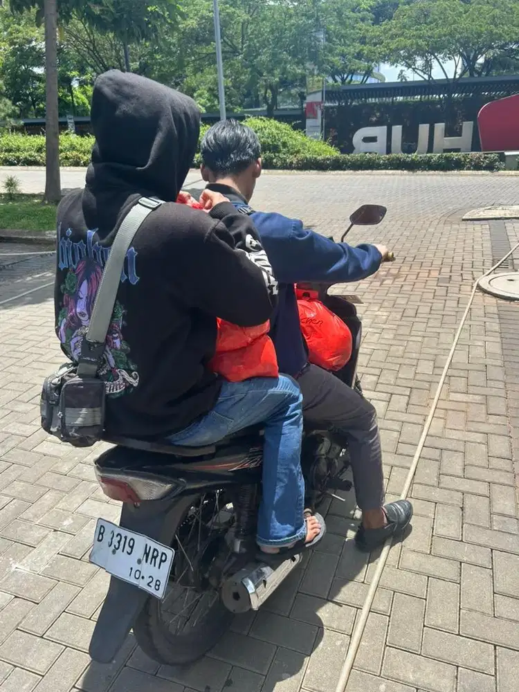 Kurir / driver motor / kurir ayam / pengantar ayam / delivery