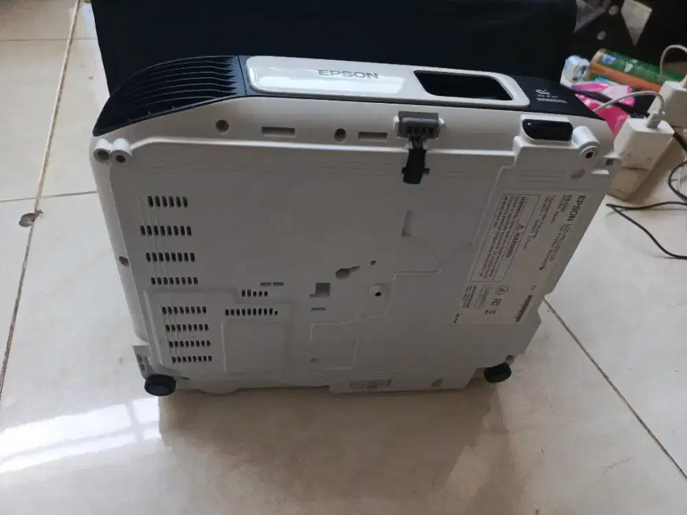 Iklan Proyektor EPSON EB-U42 Tas