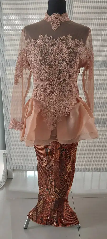 Kebaya dan rok batik plisket