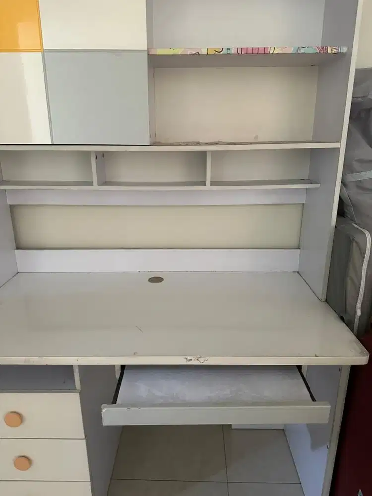 Meja belajar informa