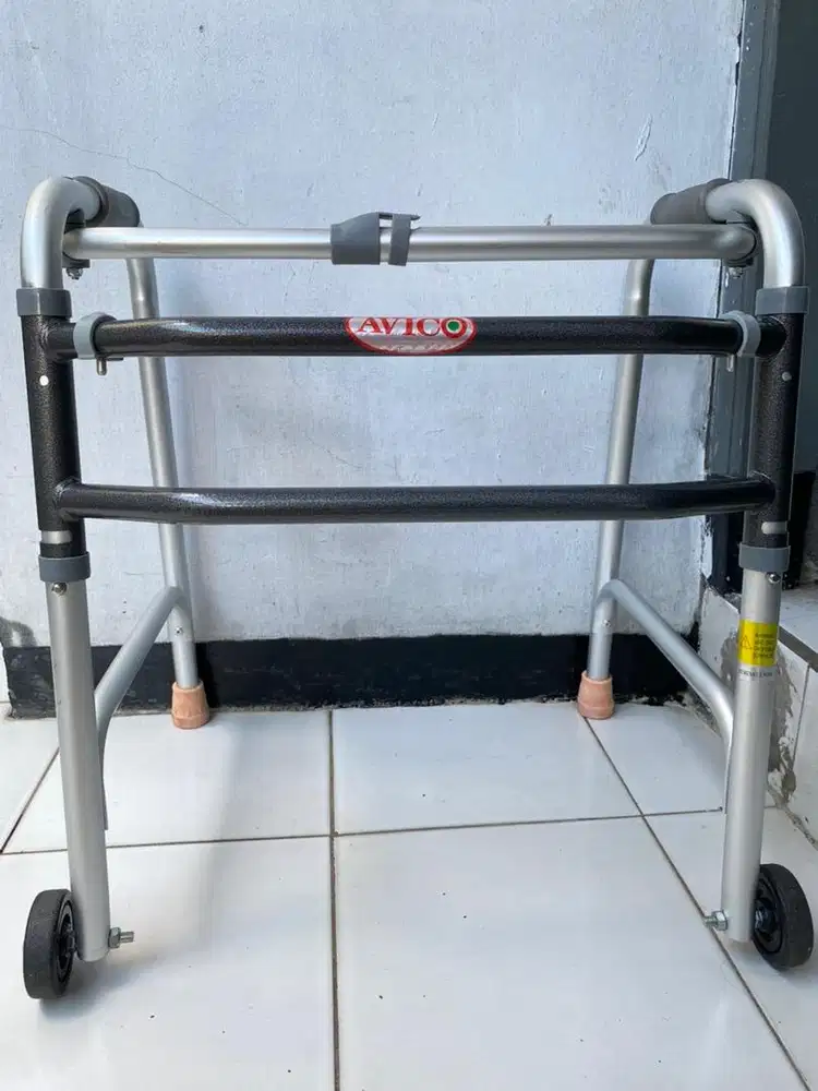 Walker anak anak pakai roda