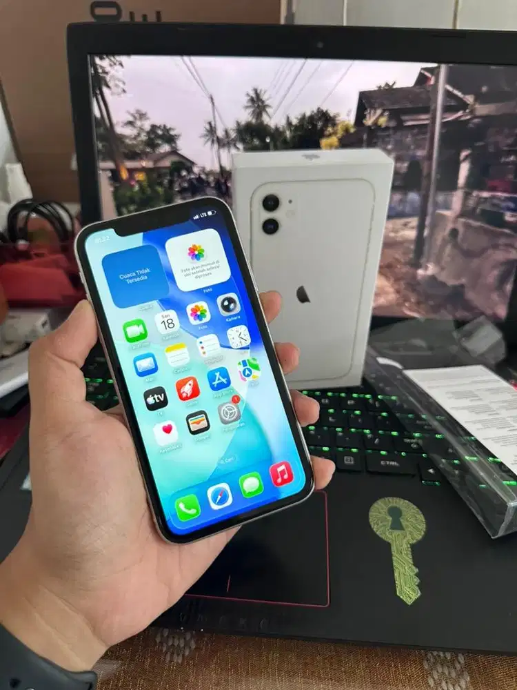 Iphone 11 128 GB IBOX Fullset Mulus terawat bonus kepala cas