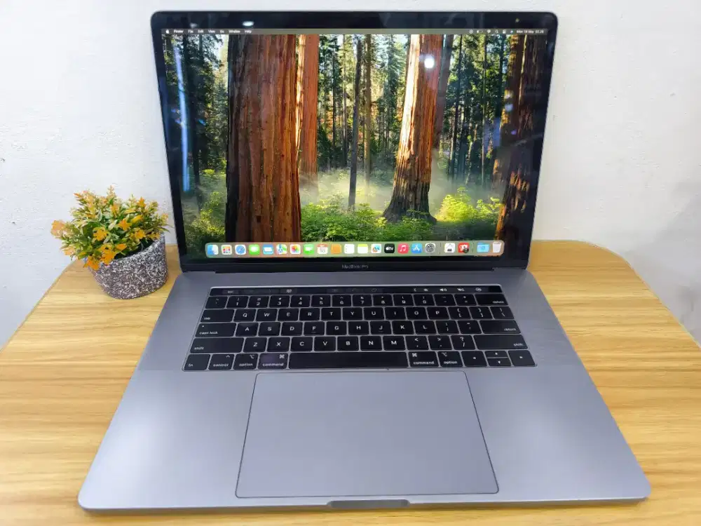 Macbook Pro 15 2018 Grey
Ci7/16GB/256GB/CC 1233