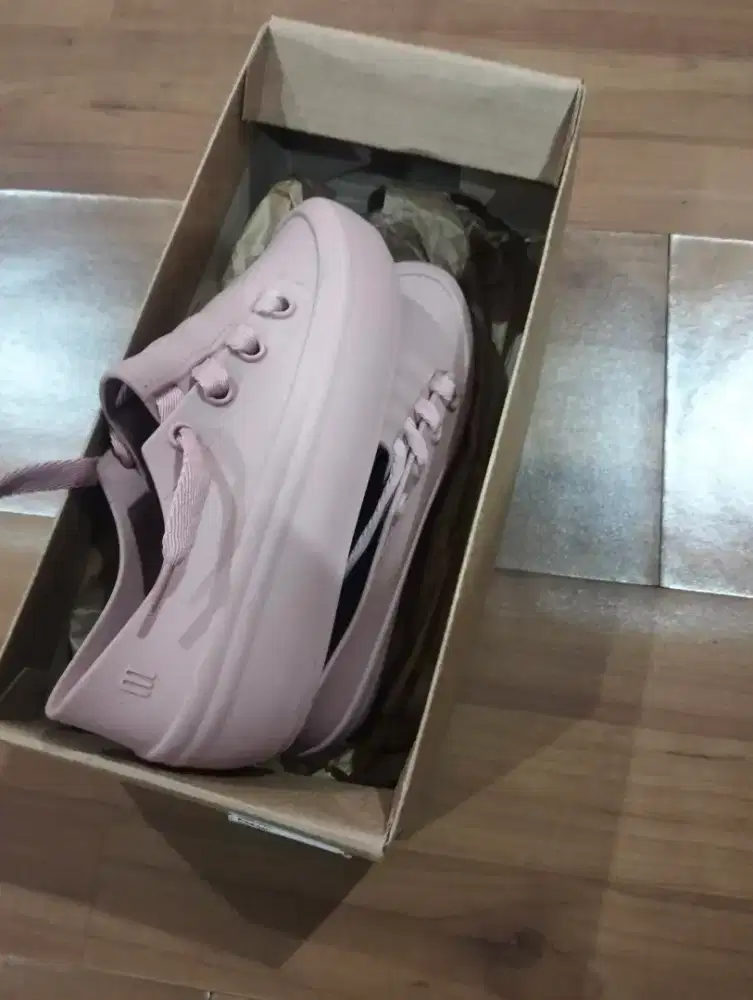 Sepatu mellisa belum pernah dipake kekecilan