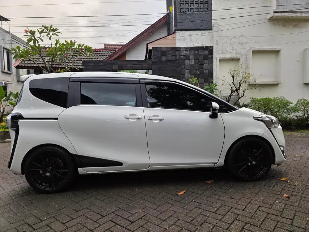 Toyota Sienta V AT  2016 Bensin
