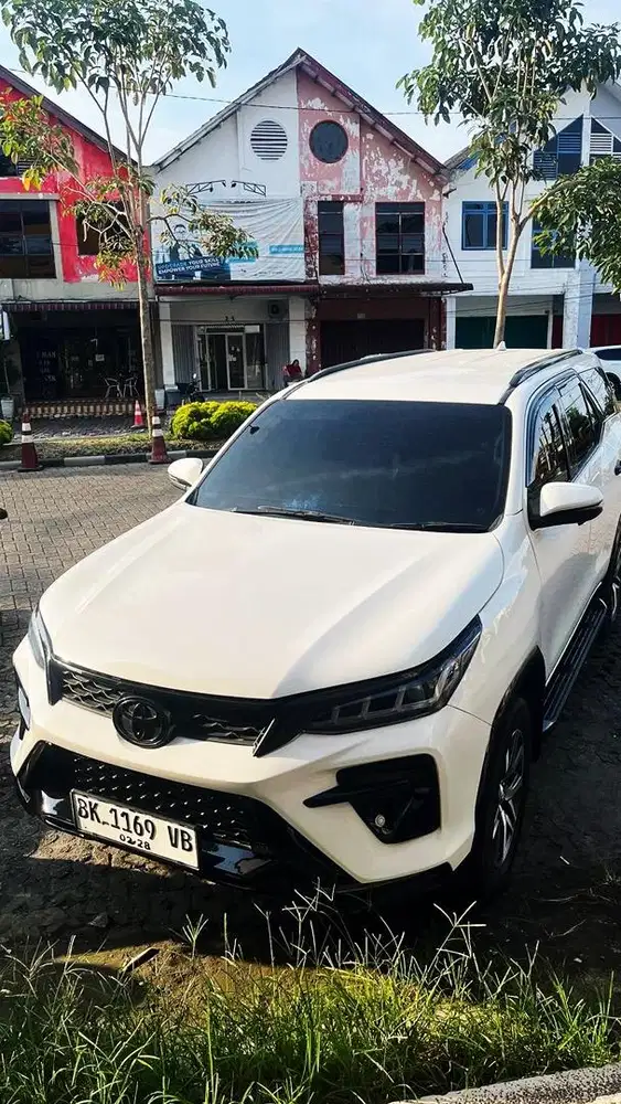 Mobil Fortuner White