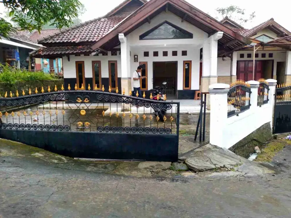 Rumah pinggir jalan Paniis Tanjungkerta sumedang