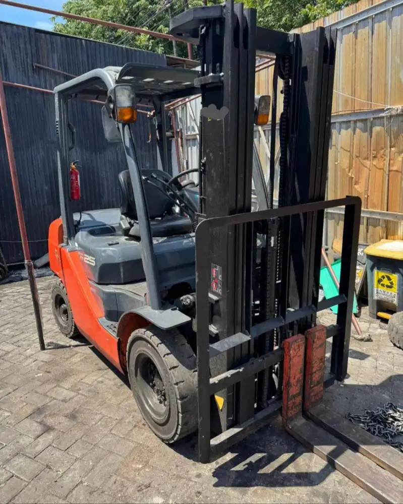 TOYOTA 2,5 TON MAST TRILIFT BERGARANSI MESIN
