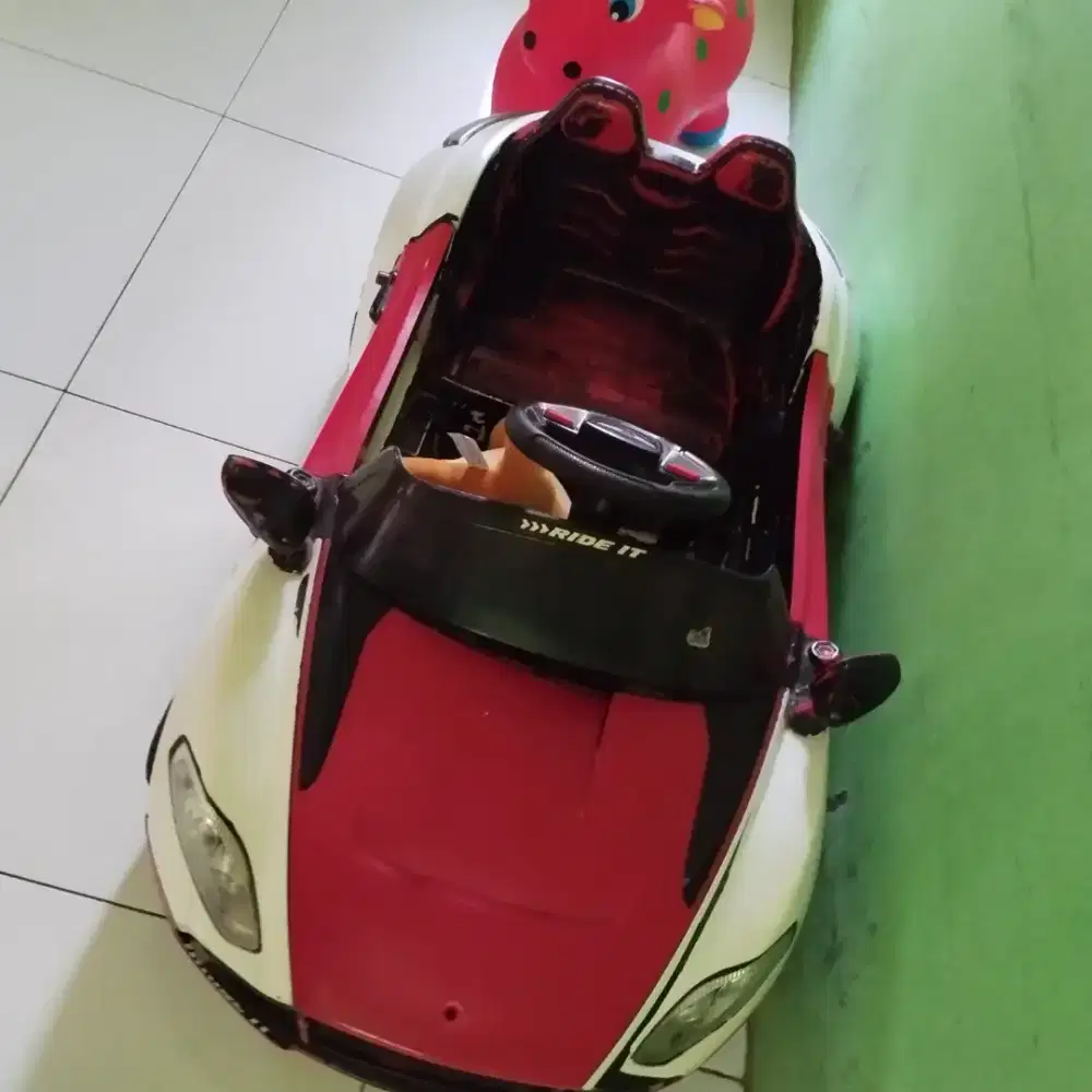 Sepeda dan mobilan anak.