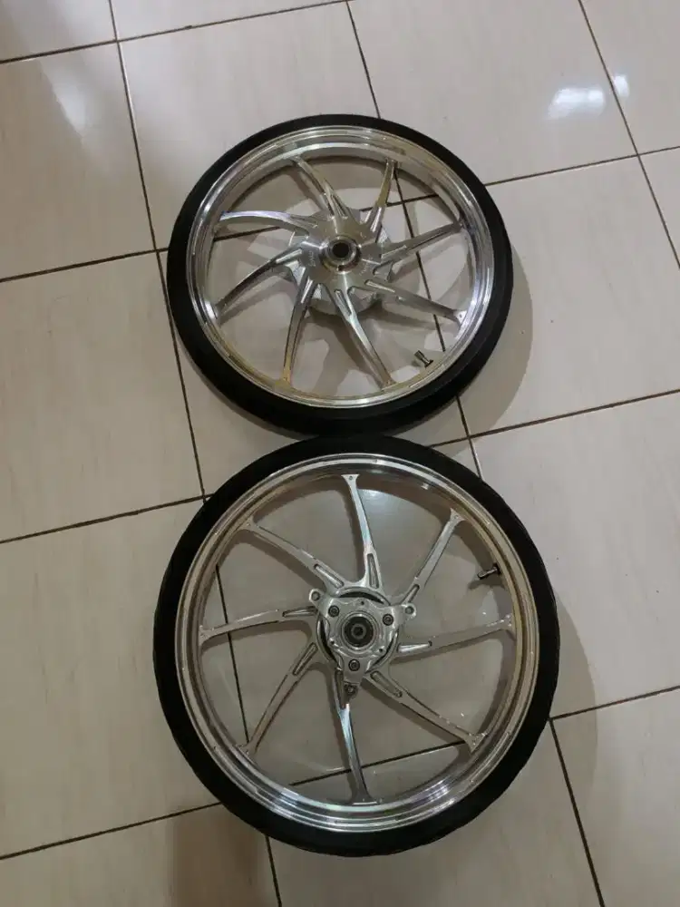 Dijual pelek dan ban motor ring 17