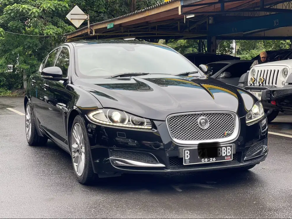 JAGUAR XF V6 HITAM 2011