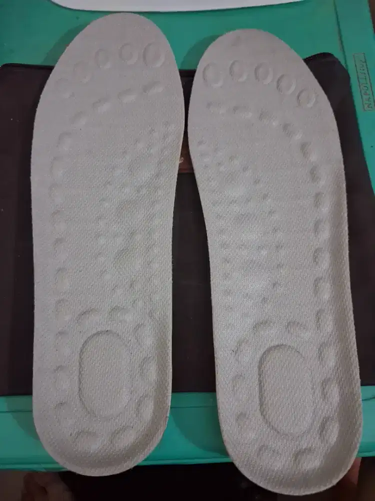 Alas untuk sepatu 
Warna abu-abu uk 29 
Limited edition 
Barang terawa