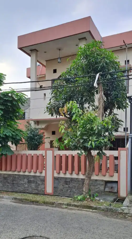 Jua cepat rumah clasic modern semi furnished. Taman Laguna Cibubur
