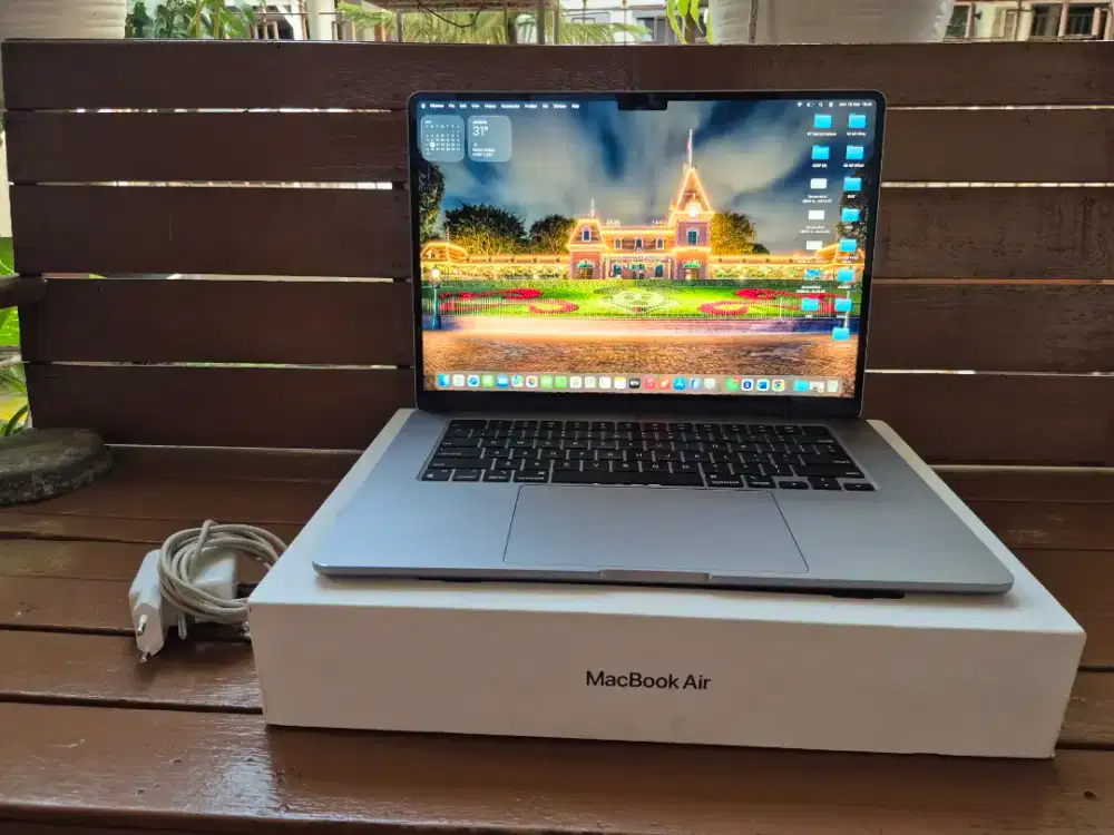 Macbook Air M2 15 inch 8/256GB Fullset Langka Gray