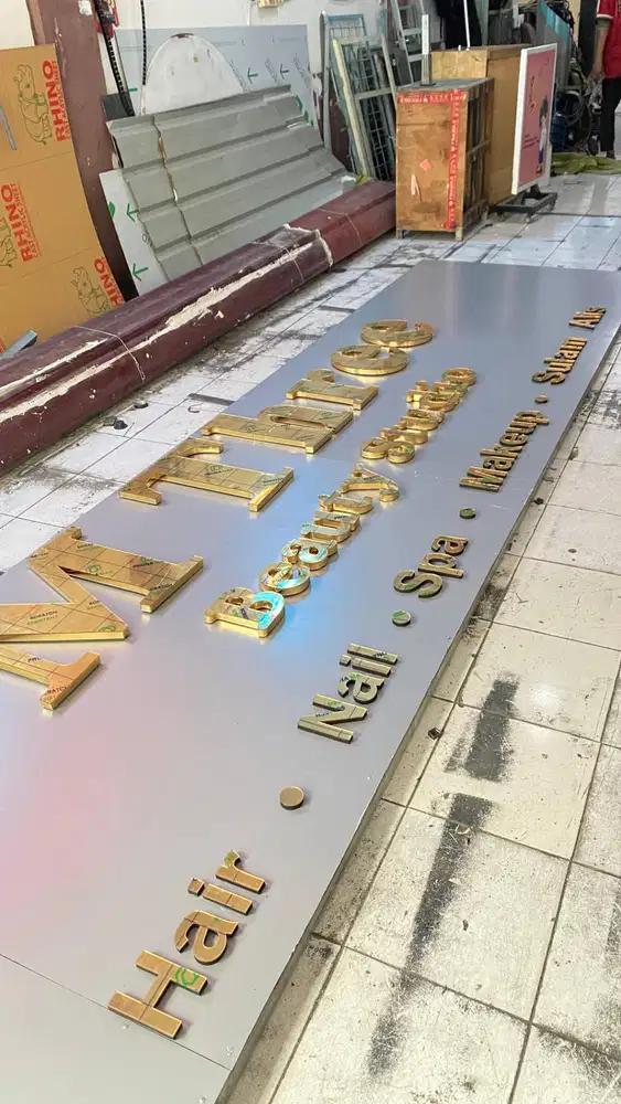 Huruf timbul akrilik GOLD + Rangka ACP