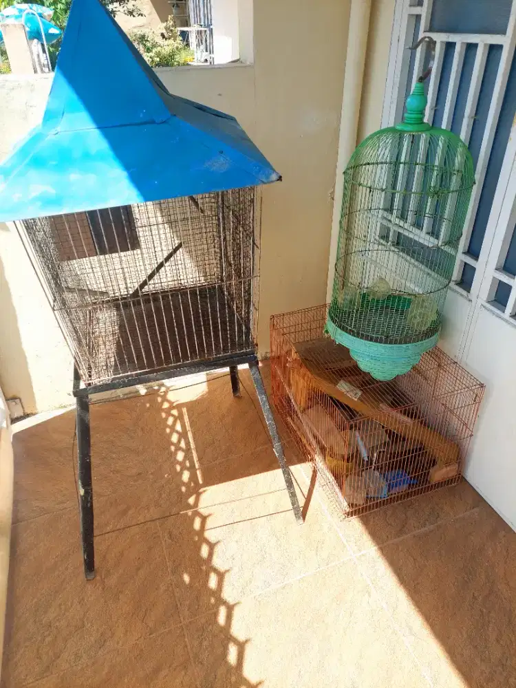 Dijual borongan 3 sangkar burung sekalian perlengkapan makan,minum
