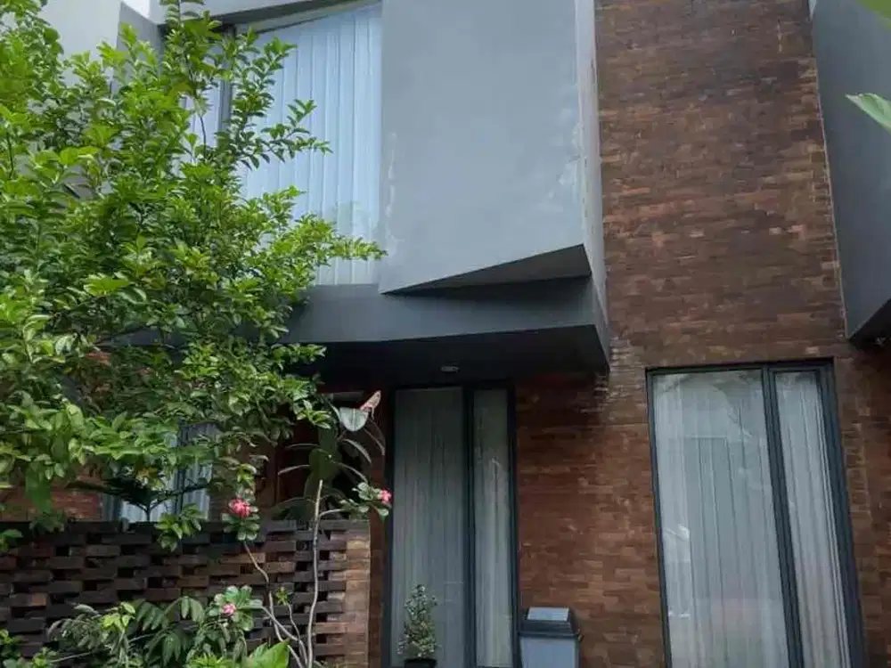 Dijual Rumah Furnished dengan Desain Tropical di Dalam Mini Cluster Joglo Jakarta Barat