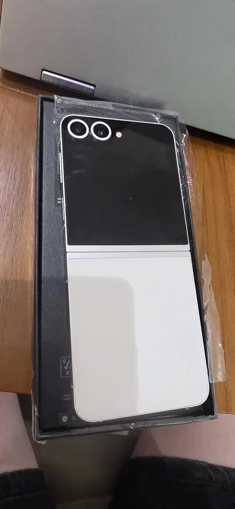 Samsung galaxy z flip 6 12gb ram 512gb rom hitam putih like new