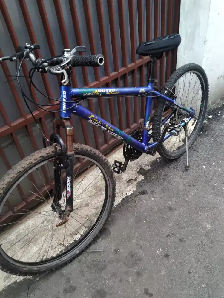 Sepeda MTB Aloy ban 26 merk United