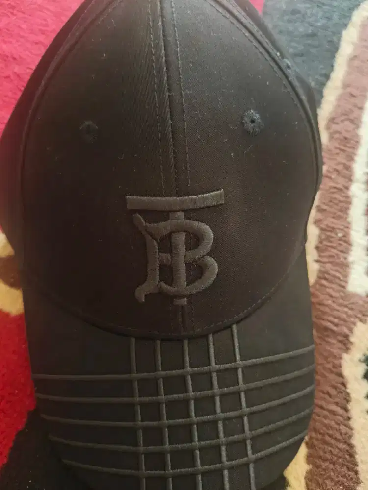 Topi hitam burberry