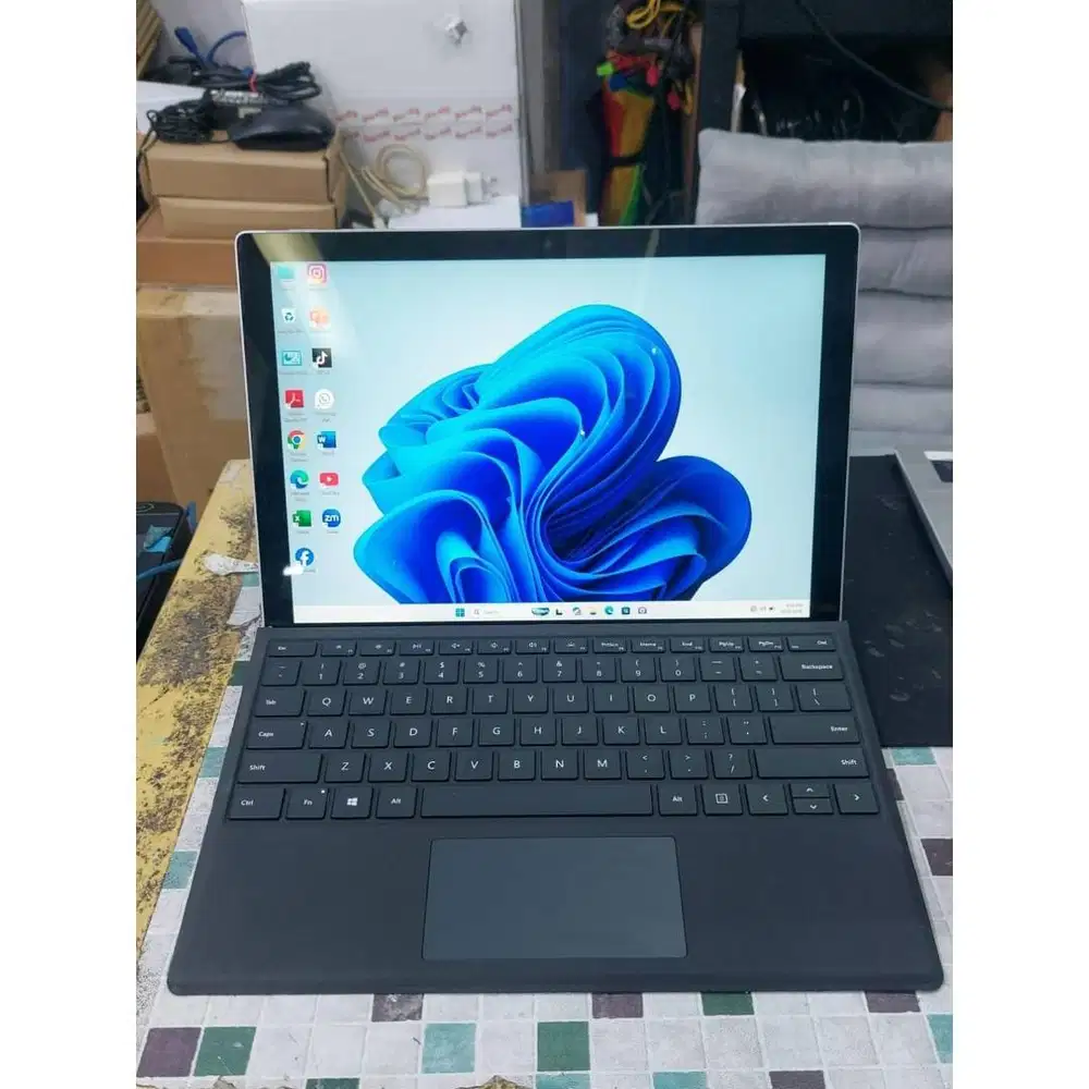 Microsoft Surface Pro 7 Core i7 Gen10 RAM 16GB Layar 12.5inch N-TM