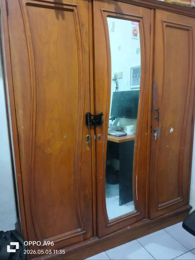 Dijual  CEPAT set lemari pakaian jati asli 3 pintu dan  meja rias