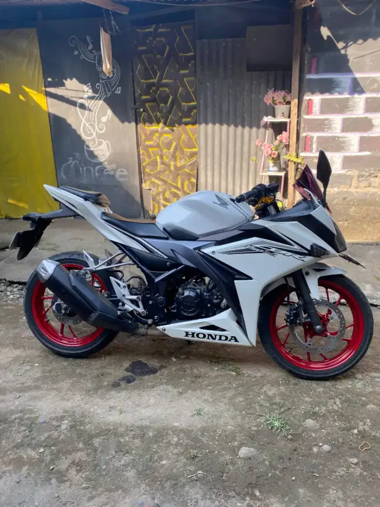 Honda CBR 150R 2016