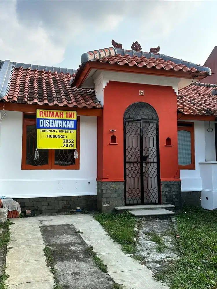 DISEWAKAN RUMAH PER TAHUN/SEMESTER