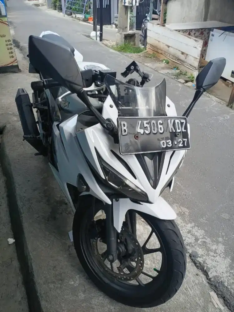 Jual CBR 150R FACEFLIPS atau take over original mesin segel wrna putih
