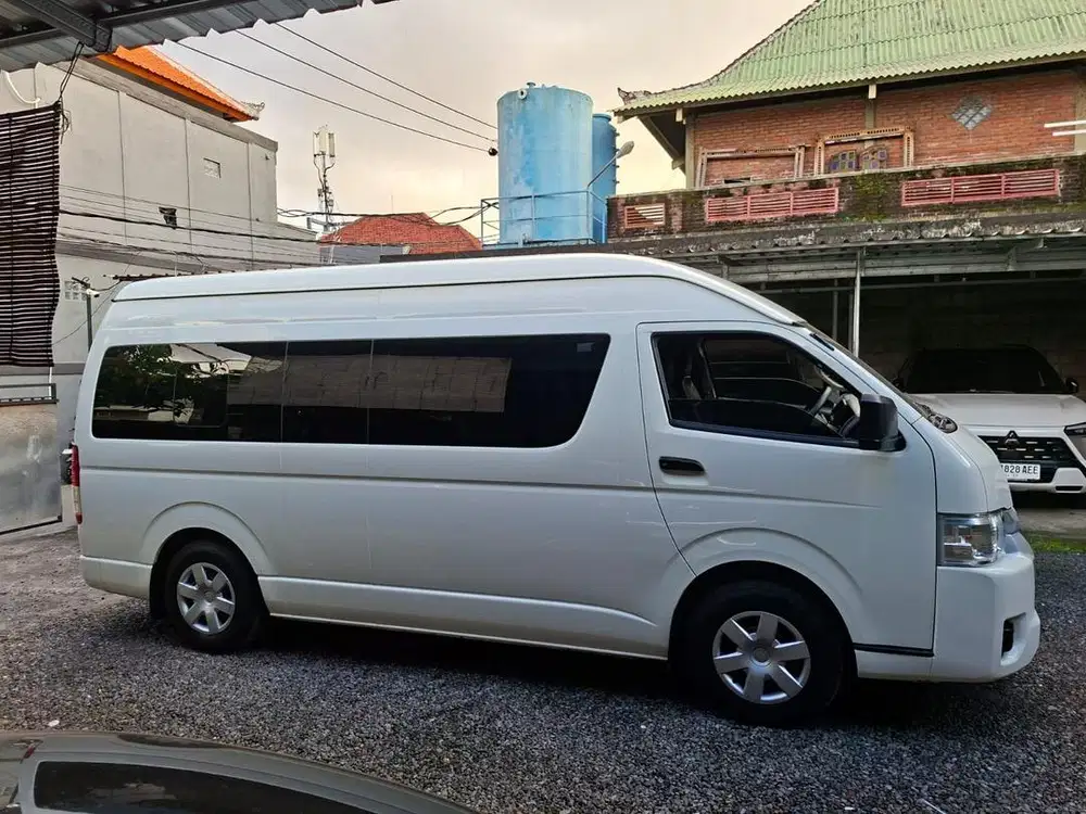 Di jual Mobil Hiace perakitan 2023 pemakaian 2024