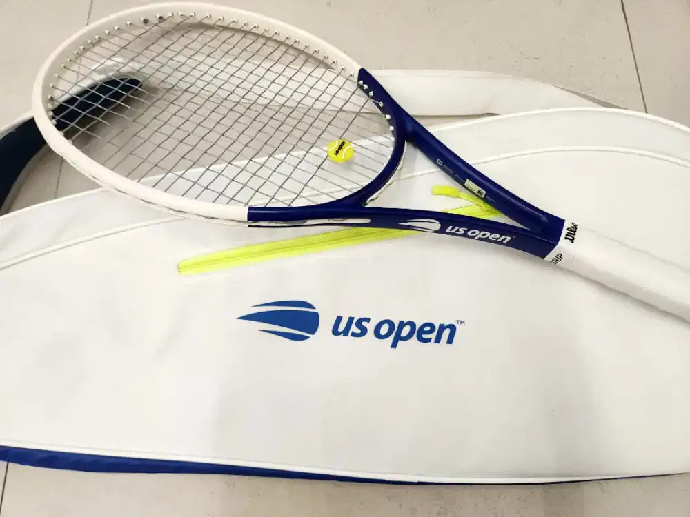 [ORI] Tas & Raket Tenis Wilson Blade V8 US Open Edition (Raket Tennis)