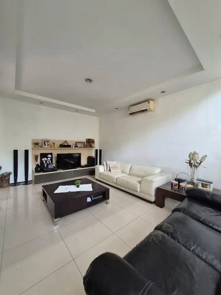HOT SALE!!!RUMAH MEWAH LUAS DAN MODERN LOKASI STRATEGIS AMAN NYAMAN