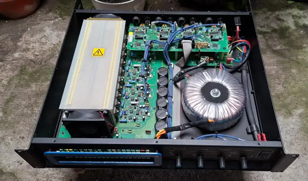 Power amplifier england 300watt x 4