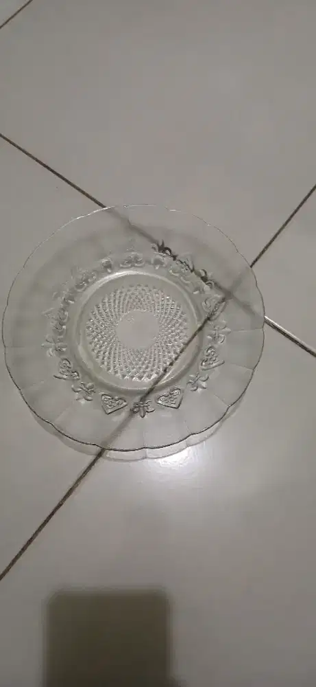 piring makan warna putih bermotif bunga bunga