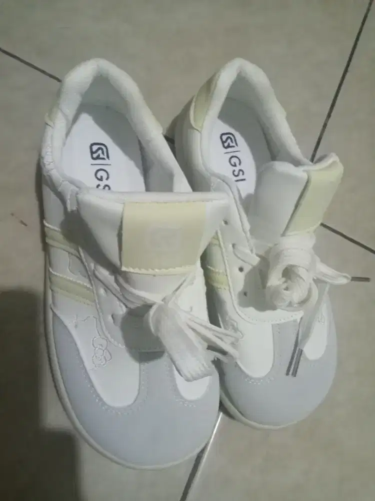 Sepatu sneakers