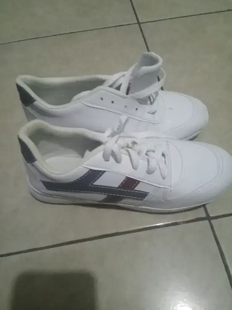 Sepatu wanita casual