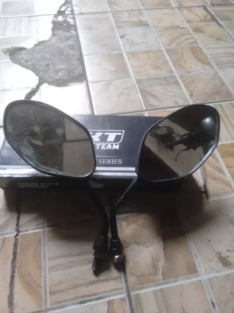 Di jual capat kaca spion motor. Vario murah