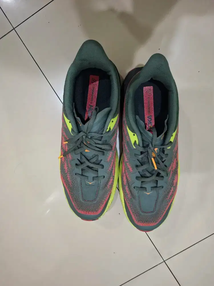 Sepatu running hooka