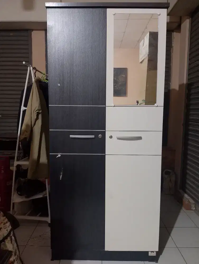 Dijual 3 unit lemari, 1 unit kulkas 2 pintu merk LG
