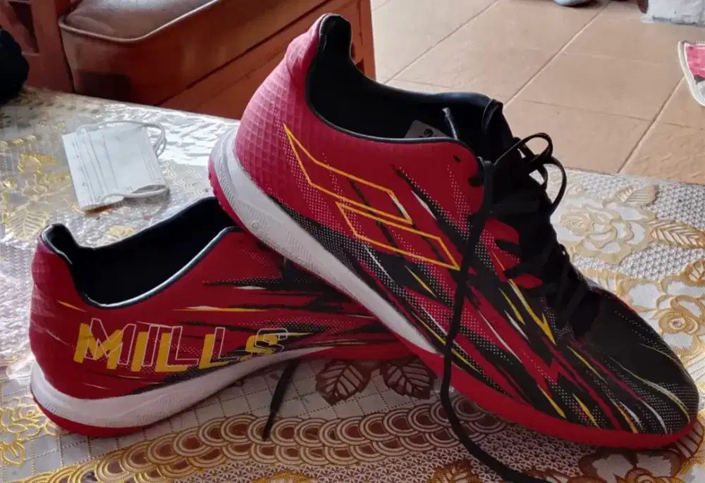 Sepatu futsal merk mills