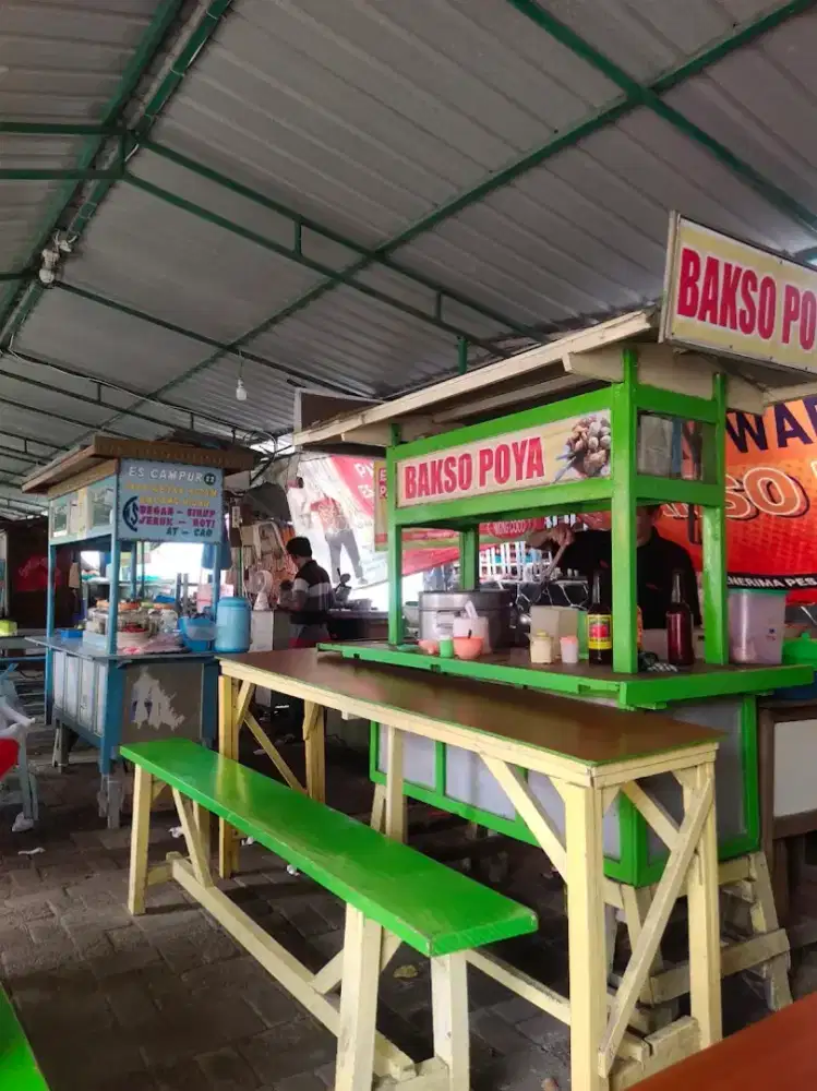 Jaga warung bakso