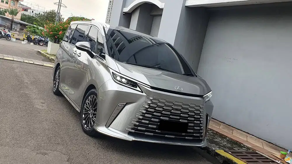 Lexus LM350 LM 350 Hybrid Executive VIP 4 Seater 2025 Like New Low KM
