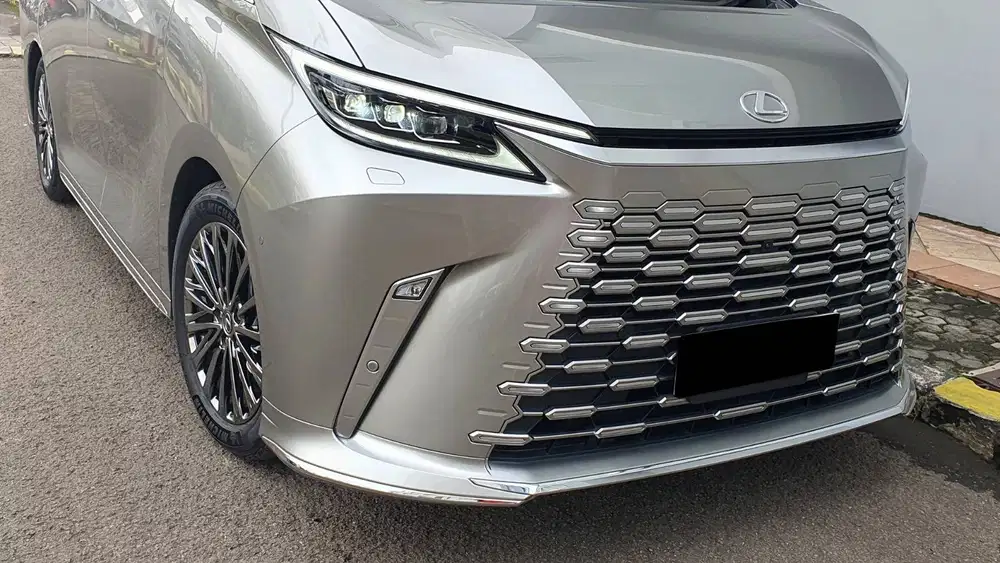 Lexus LM350 LM 350 Hybrid Executive VIP 4 Seater 2025 Like New Low KM