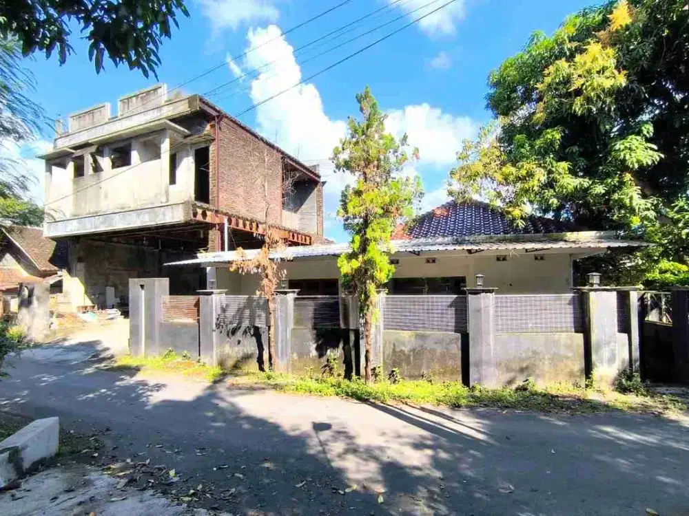 rumah plus bangunan kost setengah jadi dekat kampus UNS jebres mojosongo