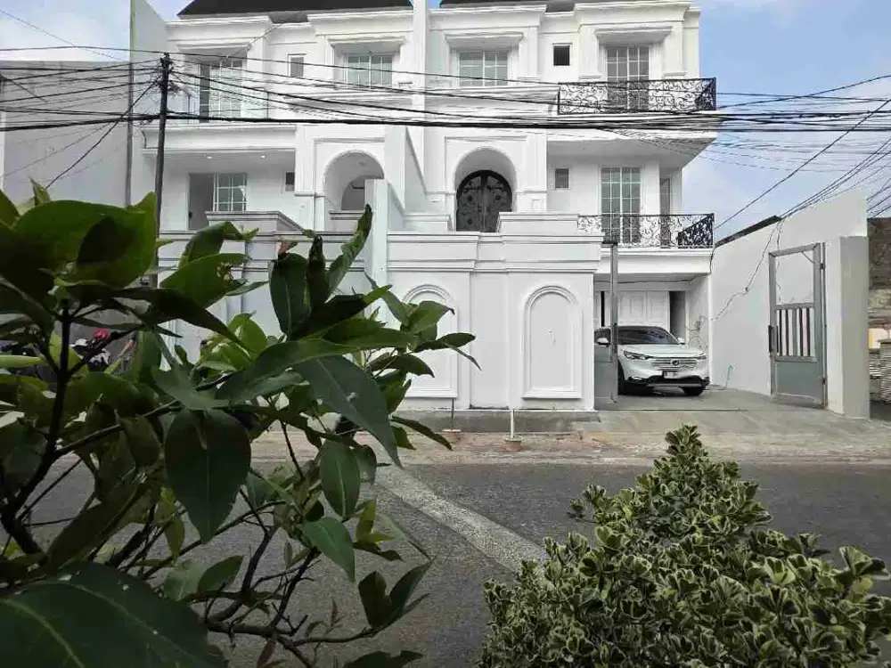 Dijual Rumah Mewah 3 Lantai dgn Kolam Renang Pribadi di Tebet Jakarta Selatan