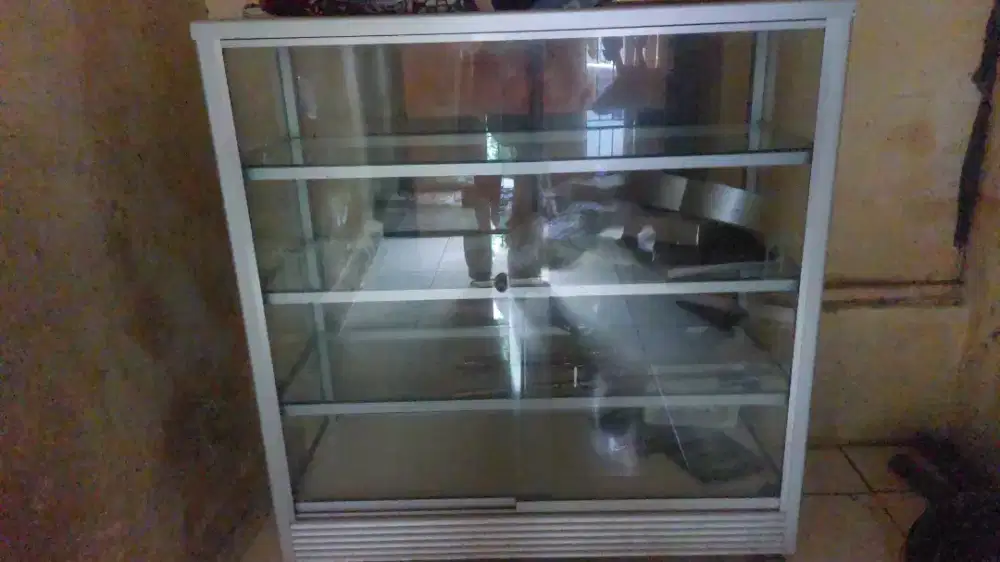 Etalase barang layak pakai