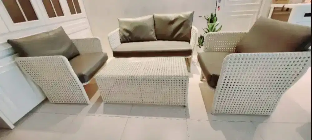 Sofa + Meja Rotan Warna Putih Merk Informa preloved kondisi bagus 99%