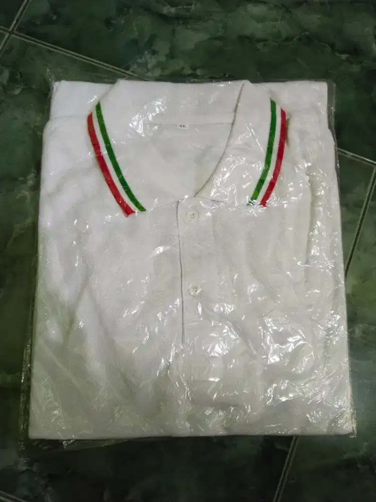 Kaos polo putih pria krah ijo merah
