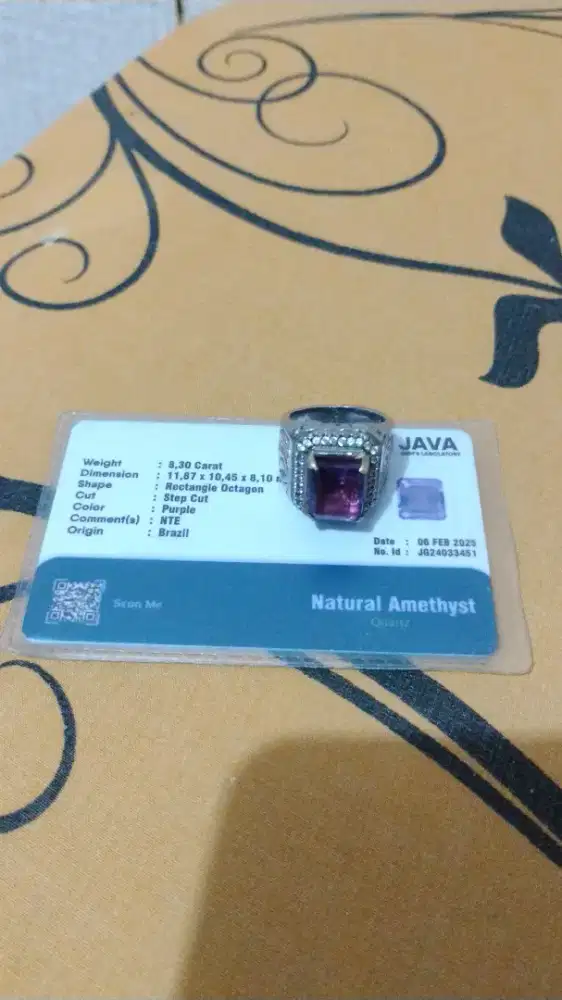 Batu permata dengan memo sertifikat