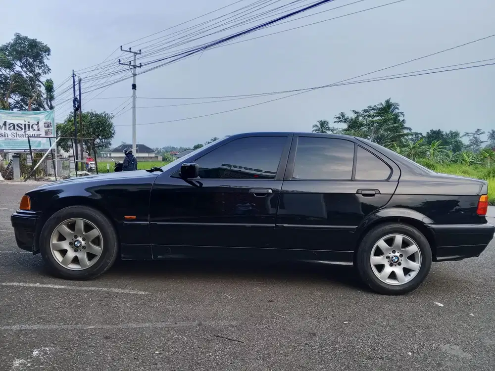 BMW 318i 1998 Bensin